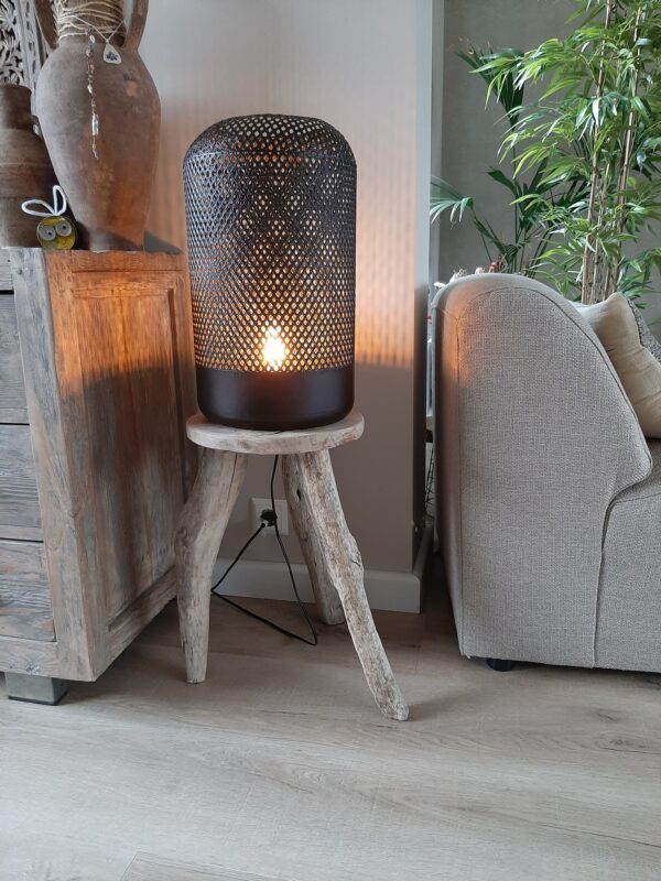 Landelijke vloerlamp op krukje