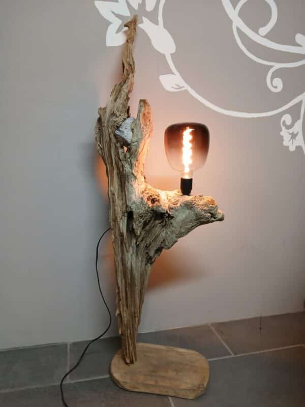 Vloerlamp van drijfhout boomstronk