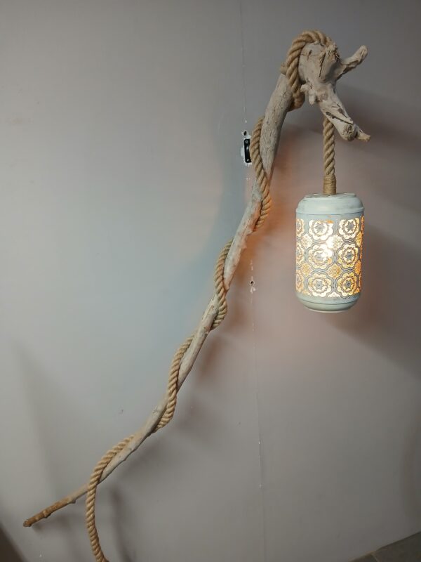 Wandlamp van drijfhout boomstam