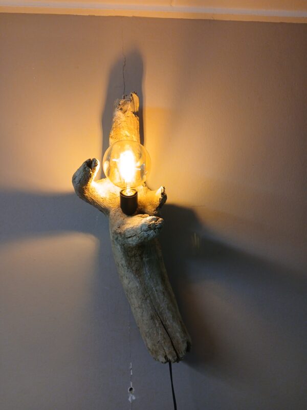 Wandlamp van drijfhout