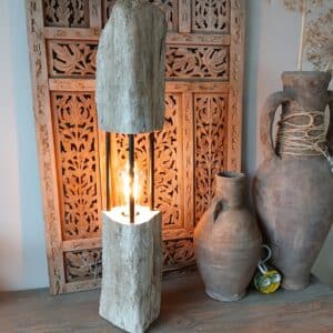 Design tafellamp van drijfhout