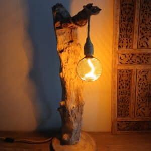 Landelijke staande tafellamp van drijfhout